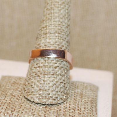 Size 9 Cutout 8 Deep Pink Stones Ring on a Rose Gold Solid Band (4.3g)