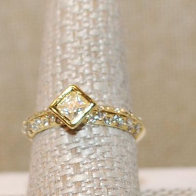 Size 9 Clear Main Stone in a "Diamond Shaped" Setting Ring & Accents On a Beveled Gold Tone Band (3.7g)