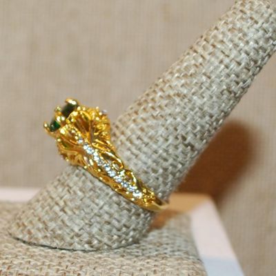 Size 9¼ Highrise 4 Prong Green Stone Ring Side Line Accent Stones on a Gold Tone Band (4.7g)