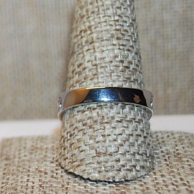 Size 10 Crowned "HEART in HANDS" Ring on a Silver Tone No-Stones Band (4.1g)