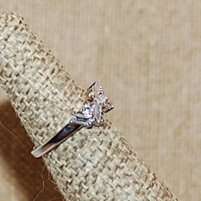 Size 6 Staggered Clear Rectangle & Circle Stones on a Silver Tone Band (2.3g)