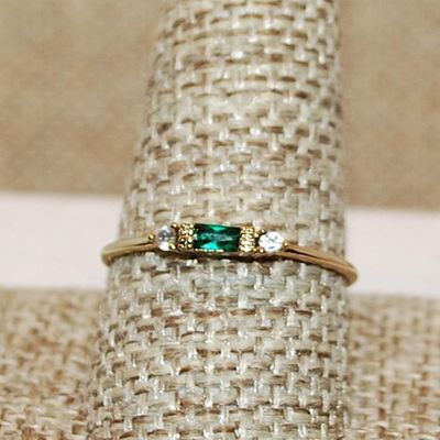 Size 10 ½ Delicate Green Rectangle Stone Ring with Side Accents on a Gold Tone Band (0.8g)