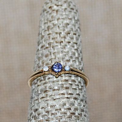 Size 6½ Delicate Round BLUE Stone Ring & 2 Opaque White Side Stones on a Gold Tone Band (1.1g)