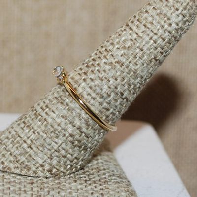 Size 8 Delicate Horizontal Clear Stone Ring & 2 Round Clear Side Stones on a Gold Tone Band (1.3g)