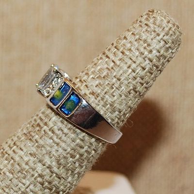 Size 8 Clear Oval Center Stone & 4 Blue & Yellow "Panels" Ring with 8 Side Accent Stones on a Silver Tone Band (5.0g)