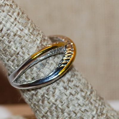 Size 7 Criss-Cross Silver Tone Band with Gold Colored Edging and Side Indents (4.5g)