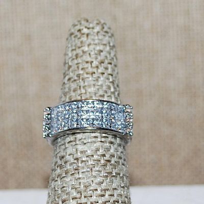 Size 6 Marked .925 Triple Rows of Brilliant Horizontal & Vertical Stones Ring on a Silver Band (6.1g)