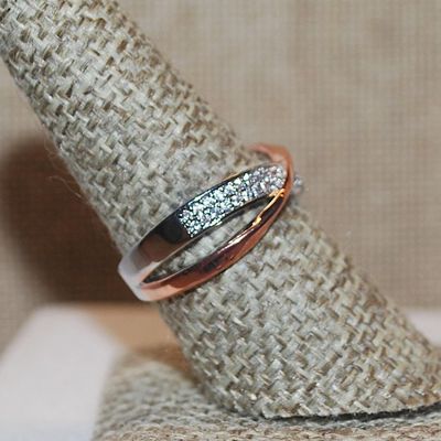 Size 8 Two Tone Rose Gold & Silver Tone Criss-Cross Ring on a Silver Tone Band (3.4g)