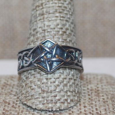 Size 11 Metal No-Stones "Interlocking STAR" Ring on a Solid Silver Tone Band (6.7g)