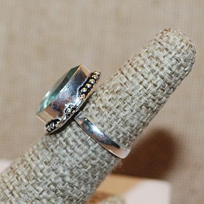 Size 7 Light GREEN Pear Shape Transparent Glass Rhinestone Ring with a 4 Loop Rim Setting on a Silver Tone Band (4.6g)