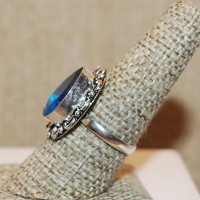 Size 8½ BLUE Pear Shape Transparent Glass Rhinestone Ring with a FULL Loop Rim Setting on a Silver Tone Band (5.0g)