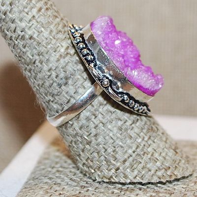 Size 8½ Oval PINK Rough-Cut Quartz Gemstone Ring with a 6 Loop Surround on a Silver Tone Band (7.2g)