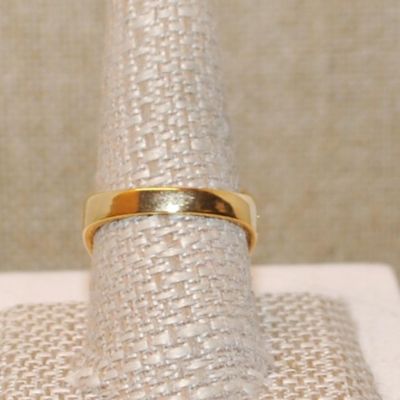 Size 10 "Gold Eagle on Black" Ring with a Square of Brilliant Clear Stones on a Gold Tone Band (6.9g)