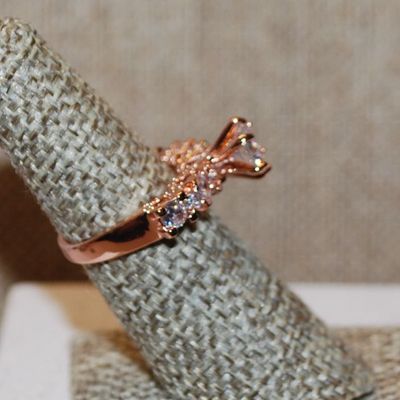 Size 6 Marked .925 Rose Gold Highrise Single Stone Ring with 4 Clear Stones Side Accents on a Silver Band (4.4g)