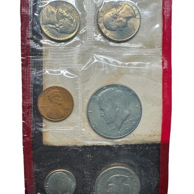 Sale Photo Thumbnail #415: Includes four 1979 Philadelphia and Denver Mint sets. [PM]