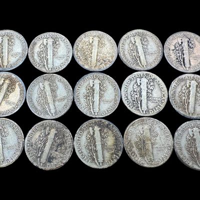 Sale Photo Thumbnail #422: Total of 15 ungraded Mercury dimes with assorted dates. The silver content is 90%. [PM]