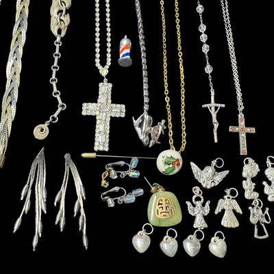 Sale Photo Thumbnail #482: Includes gold tone, silver tone, necklaces, bracelets, earrings, and more. Total of 20 pieces. [PM]