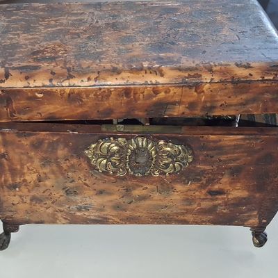 Sale Photo Thumbnail #125: Antique Burl Wood Veneer Tea Caddy with Brass Mounts and Feet