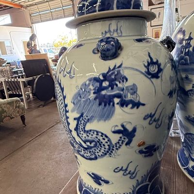 Sale Photo Thumbnail #141: Vintage Chinoiserie Blue and White Porcelain Dragon Ginger Jar with Foo Dog Finial