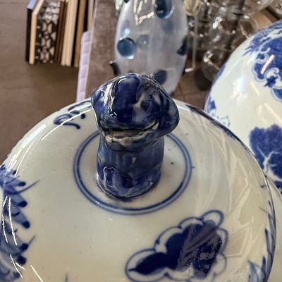 Sale Photo Thumbnail #142: Vintage Chinoiserie Blue and White Porcelain Dragon Ginger Jar with Foo Dog Finial