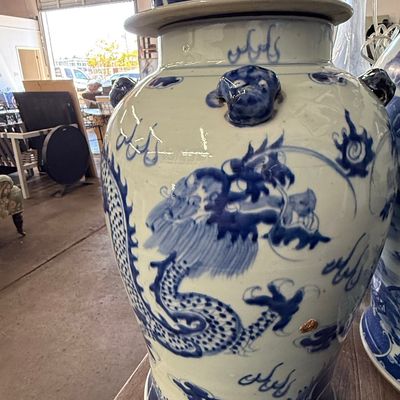 Sale Photo Thumbnail #144: Vintage Chinoiserie Blue and White Porcelain Dragon Ginger Jar with Foo Dog Finial