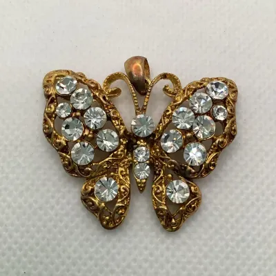 Sale Photo Thumbnail #241: UltraCraft gold tone Butterfly Pendant w/ 16" chain
1.5” wide gold-tone and rhinestone butterfly pendant ....marked on body reserve side
all Rhinestones are original and in place. No damage....just beautiful
snake chain 16" w/lobster clasp....unbranded
