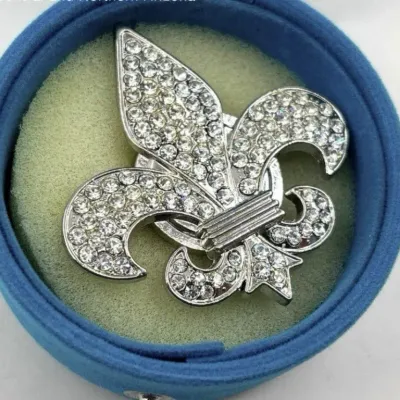 Sale Photo Thumbnail #296: Magnetic brooch  no pin holes Thur garment.
Strong, all rhinestones present....strong magnet
rarely used....in original felt blue case