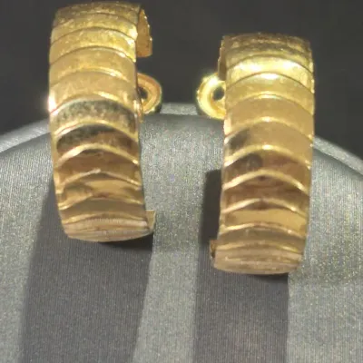Sale Photo Thumbnail #154: Herringbone Choker gold tone & Earrings coord.
herringbone is .50w and 7.5" long with secure clasp and 3" extention
Earrings are clip ONS .....unbranded