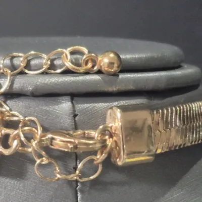 Sale Photo Thumbnail #157: Herringbone Choker gold tone & Earrings coord.
herringbone is .50w and 7.5" long with secure clasp and 3" extention
Earrings are clip ONS .....unbranded