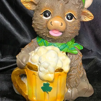Highland Cow Holding Beer Mug Figurine Scottish Pub Farmhouse Decor