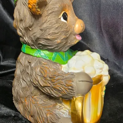 Highland Cow Holding Beer Mug Figurine Scottish Pub Farmhouse Decor