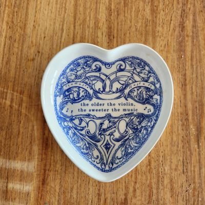 SPODE BLUE AND WHITE HEART-SHAPED VIOLIN DISH