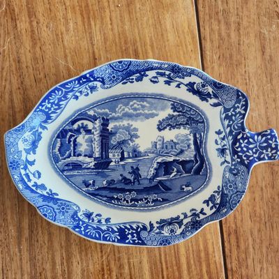 SPODE BLUE AND WHITE LEAF-SHAPED SERVING DISH