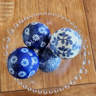 4 BLUE AND WHITE PORCELAIN DECORATIVE BALLS WITH GLASS PLATE