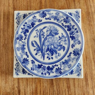 SPODE BLUE AND WHITE FLORAL PLATE AND SQUARE TRIVET SET