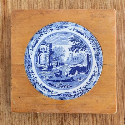 SPODE BLUE ITALIAN PLATE WITH WOODEN DISPLAY BOARD