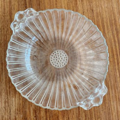 CLEAR GLASS FLOWER-SHAPED SERVING DISH