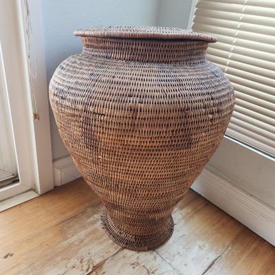 LARGE WOVEN RATTAN LIDDED STORAGE URN