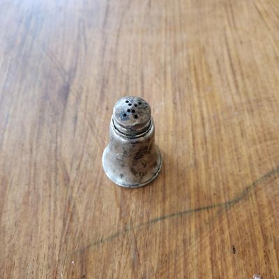 VINTAGE SILVER-TONE METAL TABLE SHAKER