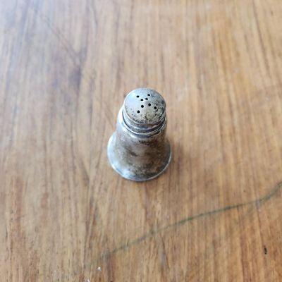 VINTAGE SILVER-TONE METAL TABLE SHAKER