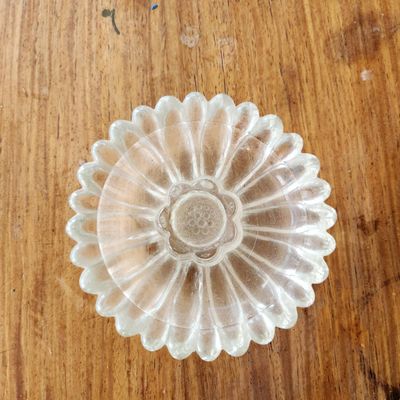 CLEAR GLASS FLOWER-SHAPED SERVING DISH