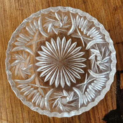 ROUND CUT GLASS FLORAL STARBURST PLATE