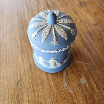 WEDGWOOD BLUE JASPERWARE LIDDED TRINKET BOX