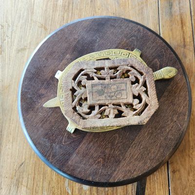 CARVED WOOD AND BRASS TURTLE TRIVET ON ROUND BASE