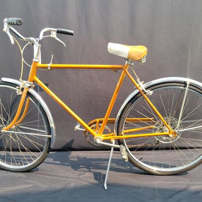 Sale Photo Thumbnail #69: Orange/coppertone Schwinn Collegiate men's multi-speed with full chrome fenders, rear carrier, chainguard, rear reflector, Schwinn grips and brown/cream Schwinn Approved saddle. Largely complete with a great period look. Shows typical age including paint 
