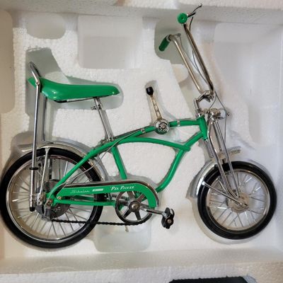 Sale Photo Thumbnail #383: Xonex 1:6 scale die-cast 1969 Schwinn Sting-Ray Pea Picker Krate in green with original molded Styrofoam insert and retro-style Schwinn/Xonex presentation carton. Detailed miniature includes banana seat, high-rise bars and springer-style front end. Model 