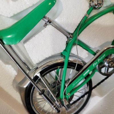 Sale Photo Thumbnail #382: Xonex 1:6 scale die-cast 1969 Schwinn Sting-Ray Pea Picker Krate in green with original molded Styrofoam insert and retro-style Schwinn/Xonex presentation carton. Detailed miniature includes banana seat, high-rise bars and springer-style front end. Model 