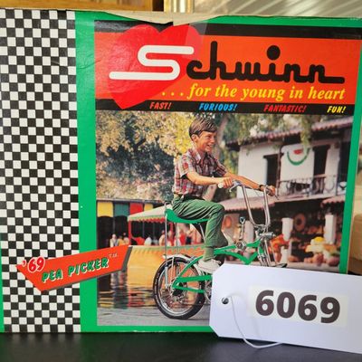 Sale Photo Thumbnail #381: Xonex 1:6 scale die-cast 1969 Schwinn Sting-Ray Pea Picker Krate in green with original molded Styrofoam insert and retro-style Schwinn/Xonex presentation carton. Detailed miniature includes banana seat, high-rise bars and springer-style front end. Model 