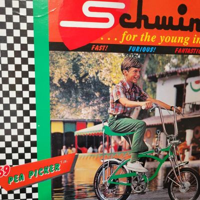 Sale Photo Thumbnail #384: Xonex 1:6 scale die-cast 1969 Schwinn Sting-Ray Pea Picker Krate in green with original molded Styrofoam insert and retro-style Schwinn/Xonex presentation carton. Detailed miniature includes banana seat, high-rise bars and springer-style front end. Model 
