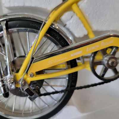 Sale Photo Thumbnail #386: Xonex 1:6 scale die-cast 1969 Schwinn Sting-Ray Lemon Peeler Krate in yellow with molded Styrofoam insert and original Schwinn/Xonex presentation box. Detailed model with classic Krate styling and strong display appeal. Outer carton shows moderate shelf, 
